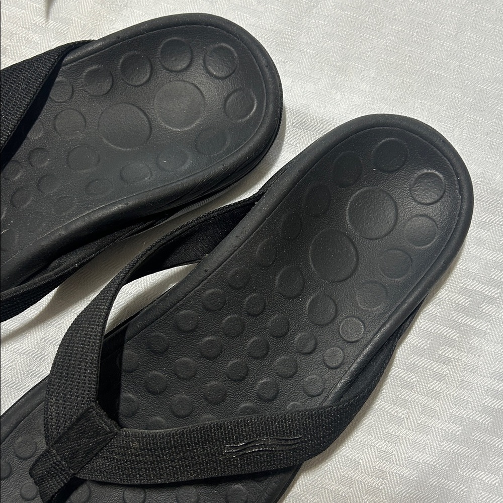 Vionic Wave 44 Black Flip-Flops 7 / 8 - Picture 6 of 15